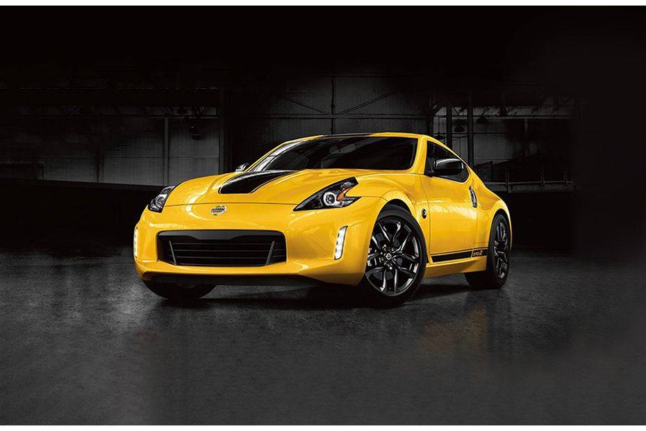نيسان 370Z Coupe Front angle low view نيسان 370Z Coupe Front angle low view