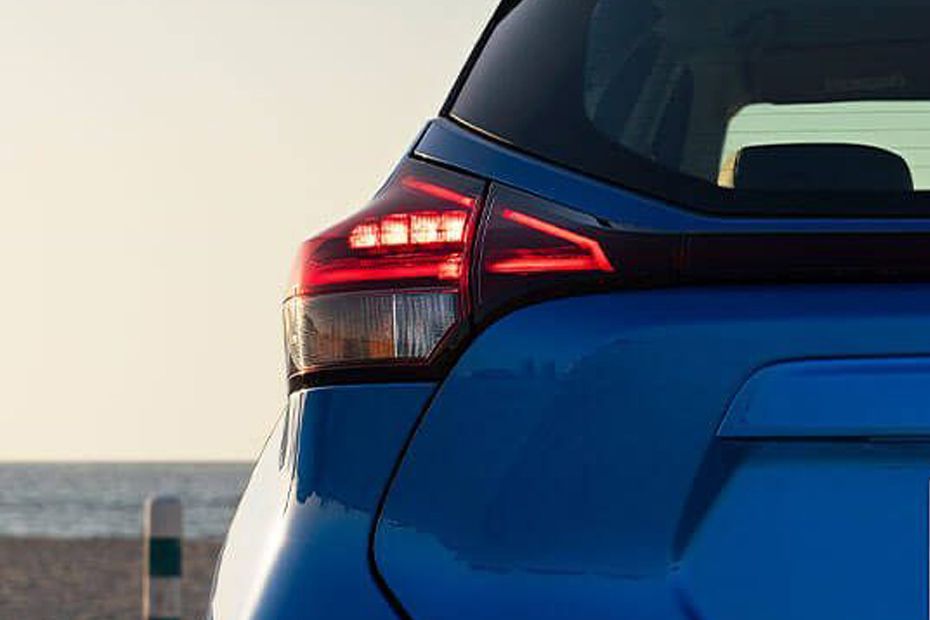 Kicks (2022-2024) Tail light Kicks (2022-2024) Tail light
