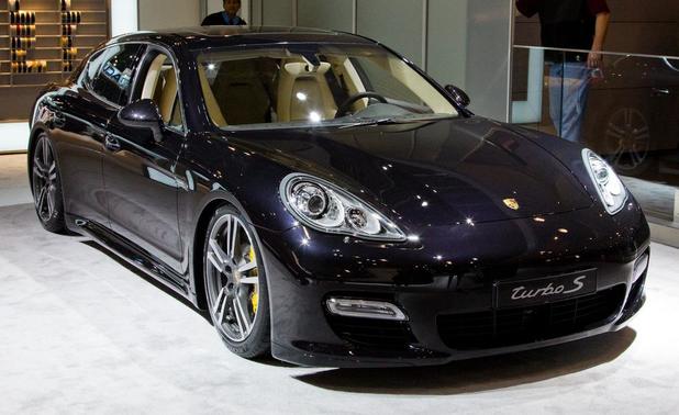 بورش Panamera Turbo S Front Medium View بورش Panamera Turbo S Front Medium View