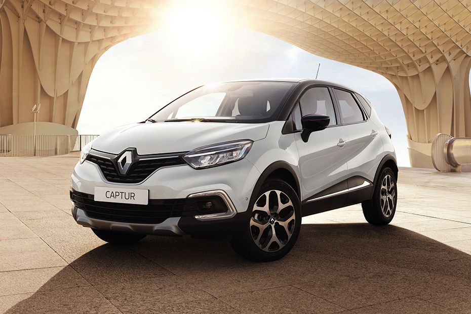 Renault Captur Front angle low view Renault Captur Front angle low view