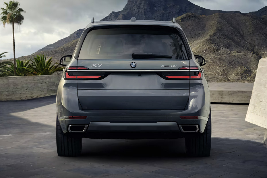 Full Rear View of BMW X7 Full Rear View of BMW X7