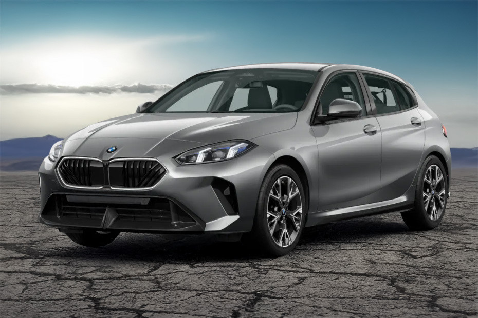 بي إم دبليو  الفئة 1 Front angle low view بي إم دبليو  الفئة 1 Front angle low view