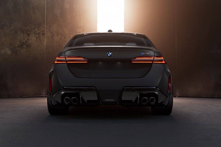 Full Rear View of بي إم دبليو M5 Full Rear View of بي إم دبليو M5