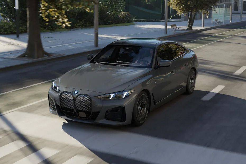 بي إم دبليو  i4 Front angle low view