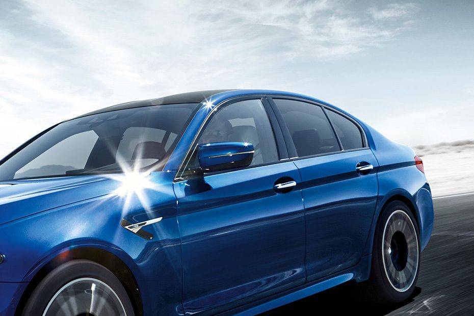 بي إم دبليو M5 Sedan Drivers Side Mirror Front Angle بي إم دبليو M5 Sedan Drivers Side Mirror Front Angle