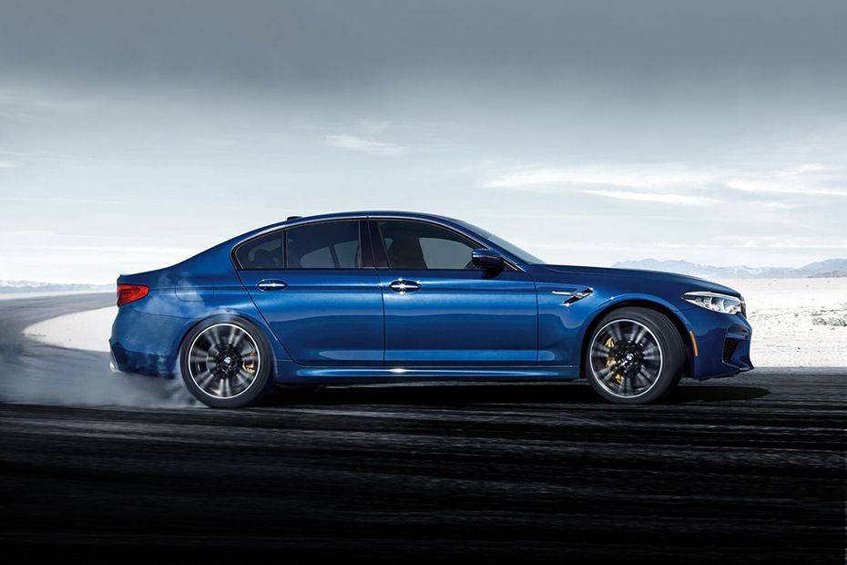 بي إم دبليو M5 Sedan Drivers Sideview بي إم دبليو M5 Sedan Drivers Sideview