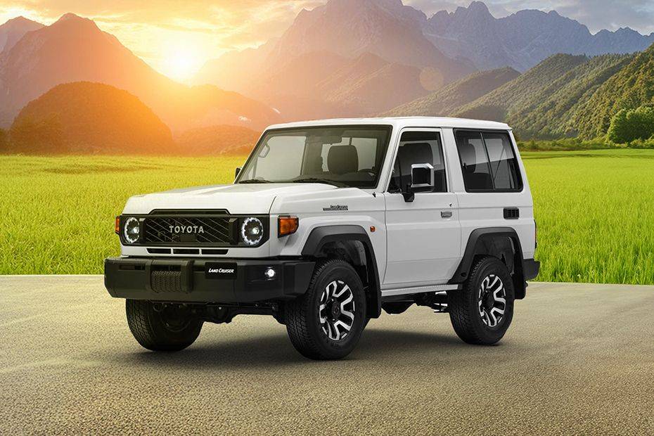 تويوتا لاند كروزر 70 هارد توب Front Cross Side View تويوتا لاند كروزر 70 هارد توب Front Cross Side View