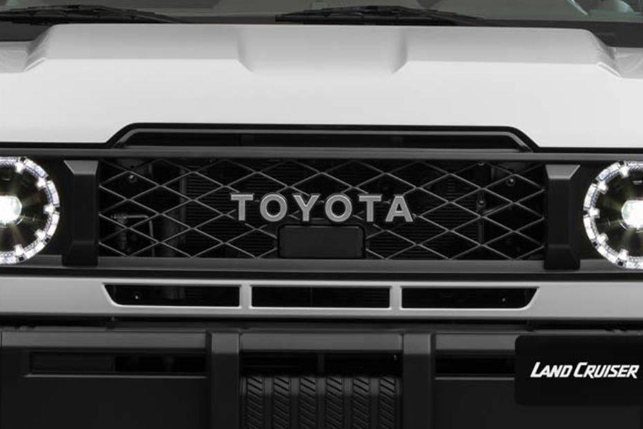لاند كروزر 70 هارد توب Grille View لاند كروزر 70 هارد توب Grille View