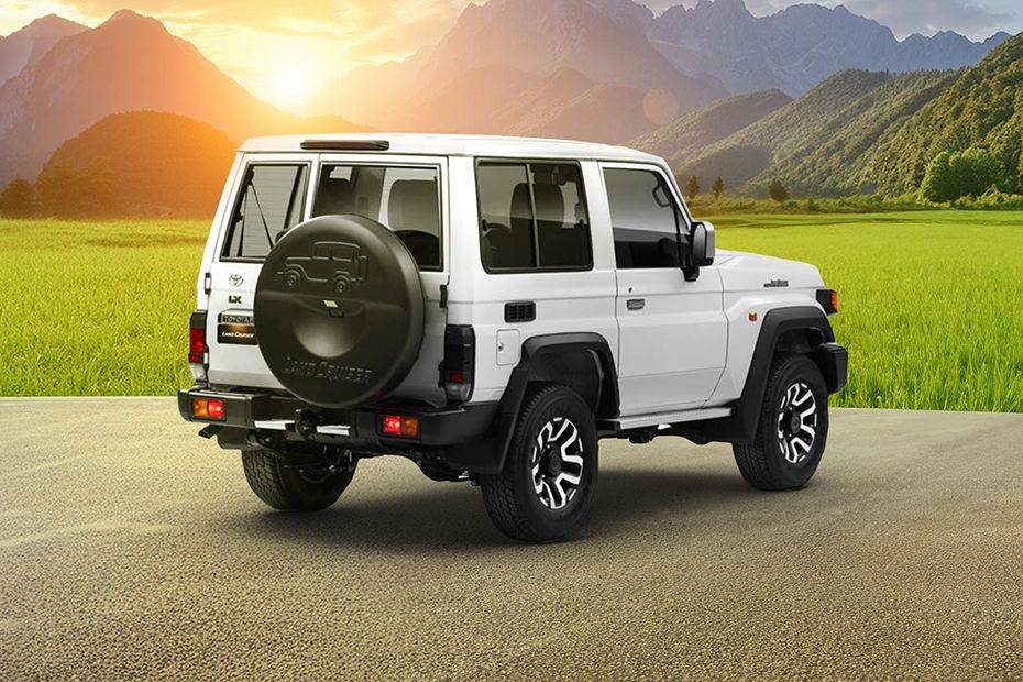 Rear Cross Side View of تويوتا لاند كروزر 70 هارد توب Rear Cross Side View of تويوتا لاند كروزر 70 هارد توب