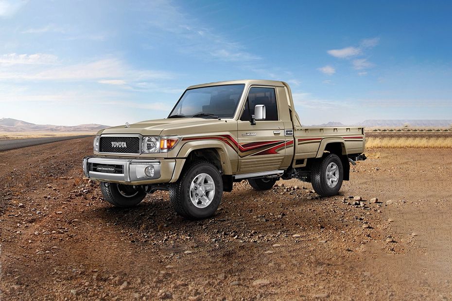 تويوتا Land Cruiser Pick Up Front angle low view تويوتا Land Cruiser Pick Up Front angle low view