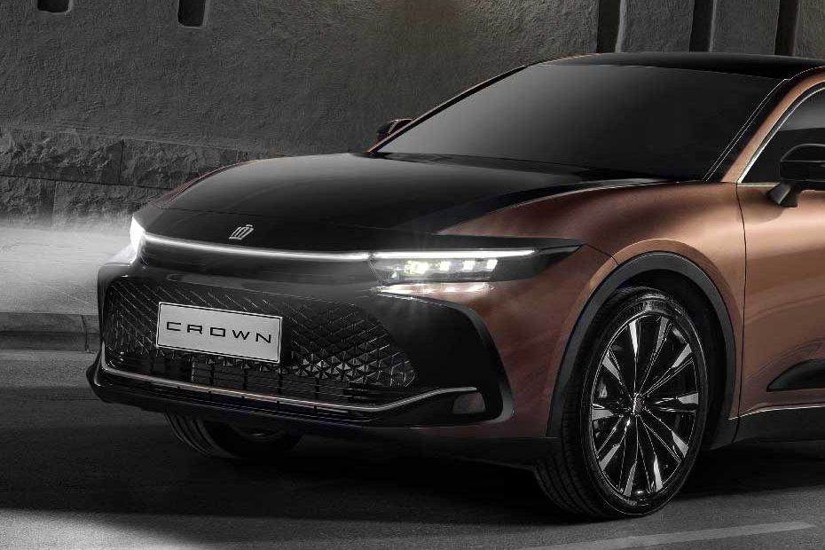 Crown Hybrid (2023-2024) Grille View Crown Hybrid (2023-2024) Grille View
