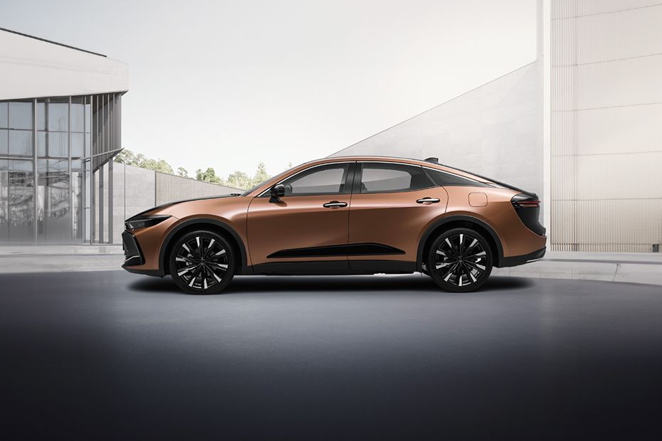 تويوتا Crown Hybrid (2023-2024) Side Medium View تويوتا Crown Hybrid (2023-2024) Side Medium View