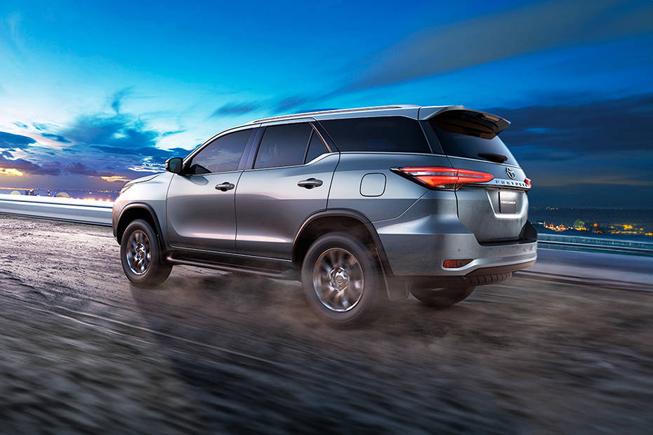 Rear Cross Side View of Toyota Fortuner 2024 Rear Cross Side View of Toyota Fortuner 2024