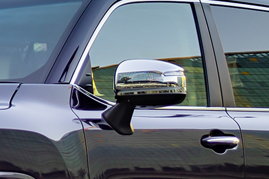 تويوتا لاند كروزر 300 Drivers Side Mirror Front Angle