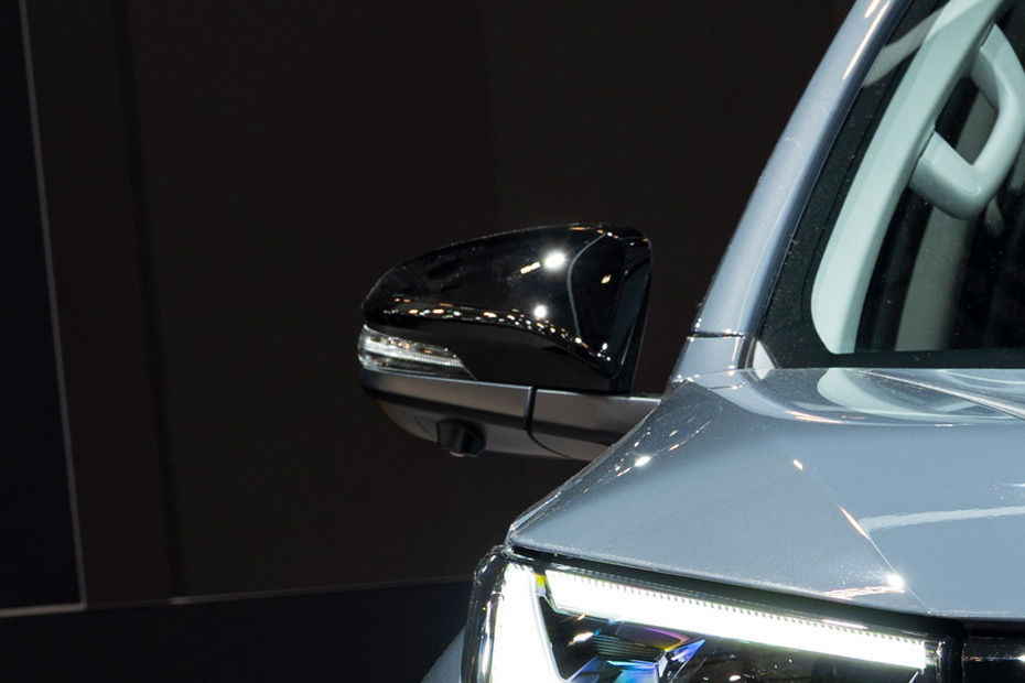 تويوتا هايلوكس بي إي في Drivers Side Mirror Front Angle