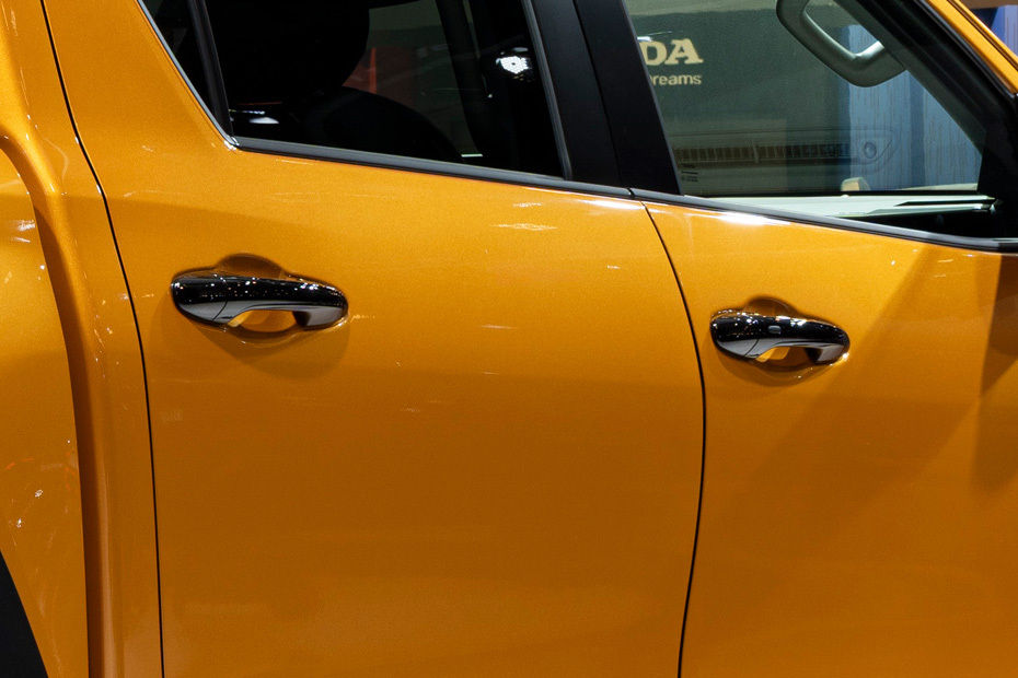 هايلوكس هايبرد Door handle