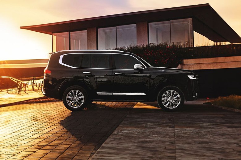 Toyota Land Cruiser Full Side View