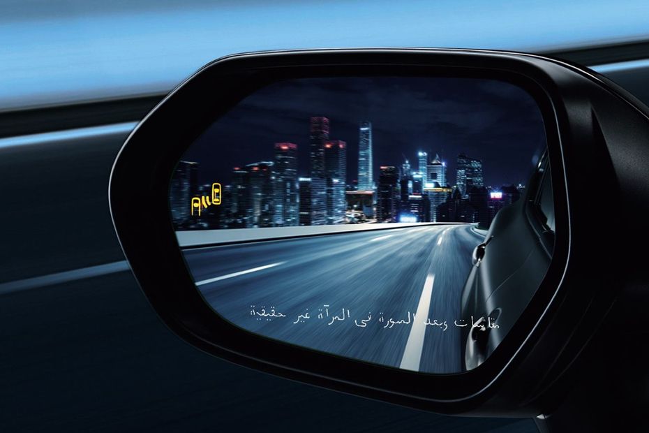 تويوتا Camry HEV Drivers Side Mirror Rear Angle