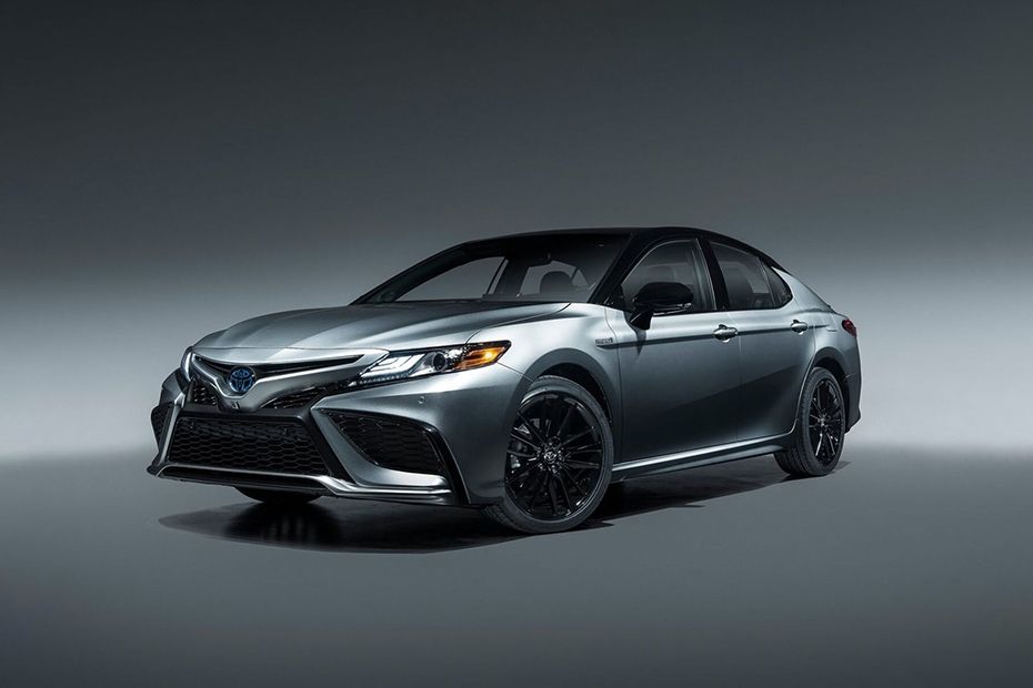 Camry HEV Front deep low Angle View