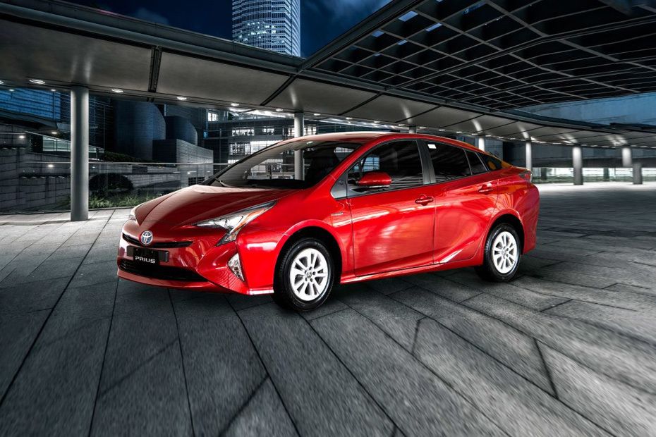 Toyota Prius (2017-2022) Front angle low view Toyota Prius (2017-2022) Front angle low view