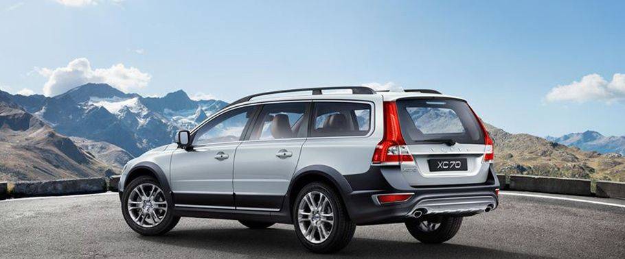 Rear Medium View of Volvo XC70 (2022-2023) Rear Medium View of Volvo XC70 (2022-2023)