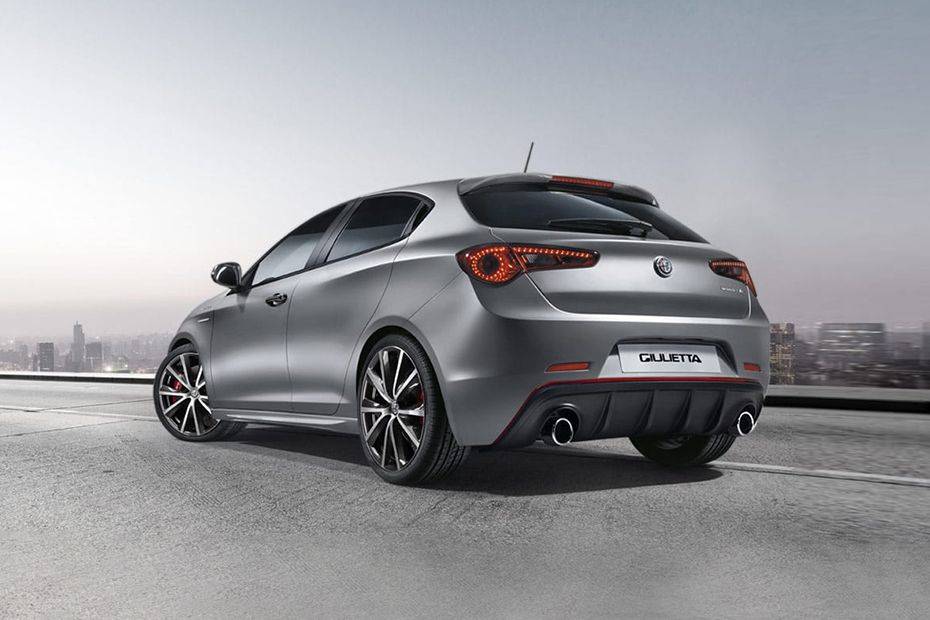 Rear Cross Side View of ألفا روميو Giulietta Rear Cross Side View of ألفا روميو Giulietta