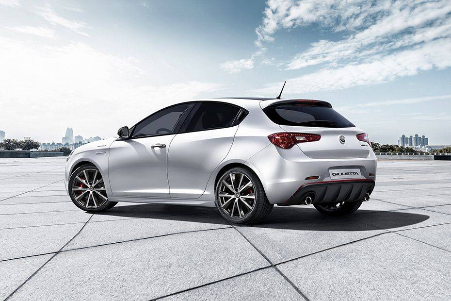 Rear Medium View of ألفا روميو Giulietta Rear Medium View of ألفا روميو Giulietta