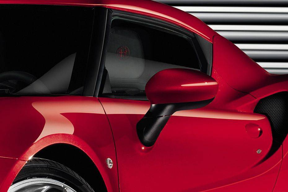ألفا روميو 4C Drivers Side Mirror Front Angle ألفا روميو 4C Drivers Side Mirror Front Angle