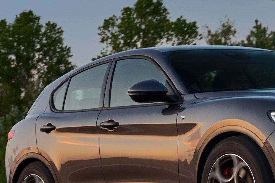 ألفا روميو ستلفيو Drivers Sideview ألفا روميو ستلفيو Drivers Sideview