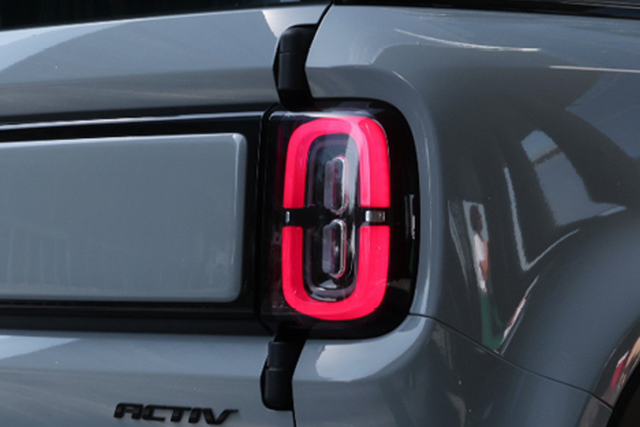 سبارك إي يو في Tail light سبارك إي يو في Tail light