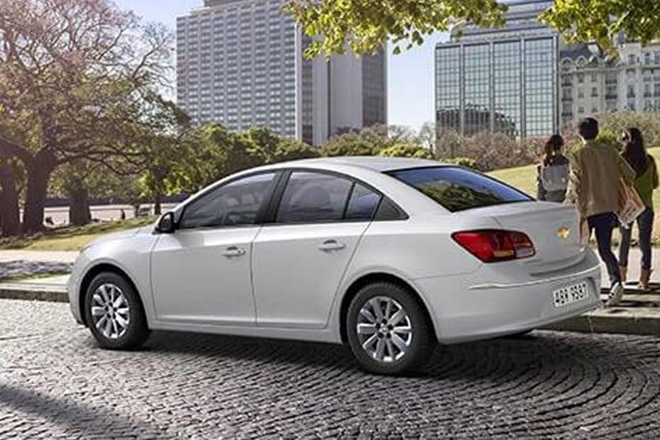 Rear Cross Side View of Chevrolet Cruze (2012-2013) Rear Cross Side View of Chevrolet Cruze (2012-2013)