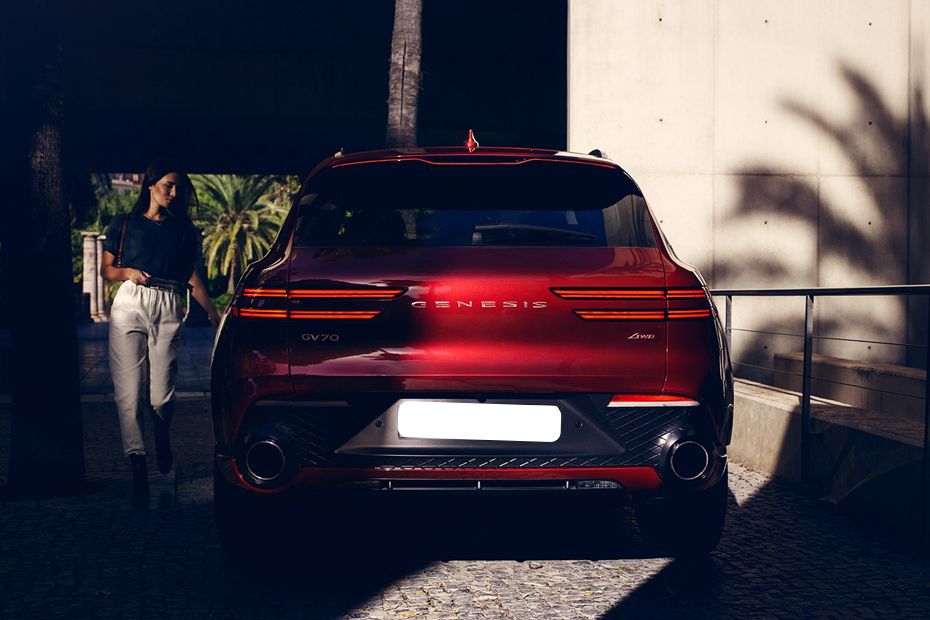 Full Rear View of جينيسيس GV70 Full Rear View of جينيسيس GV70