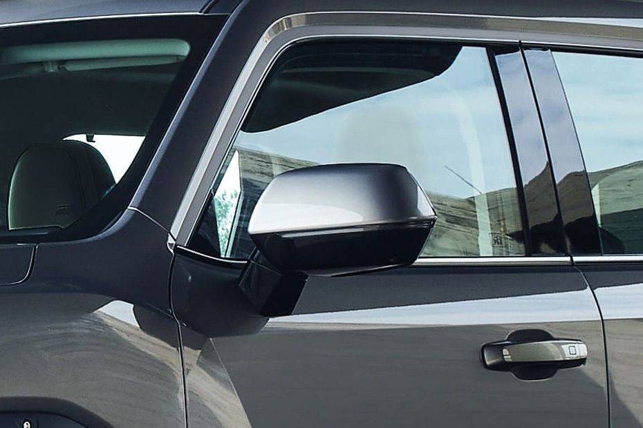 هافال H7 Drivers Side Mirror Front Angle هافال H7 Drivers Side Mirror Front Angle