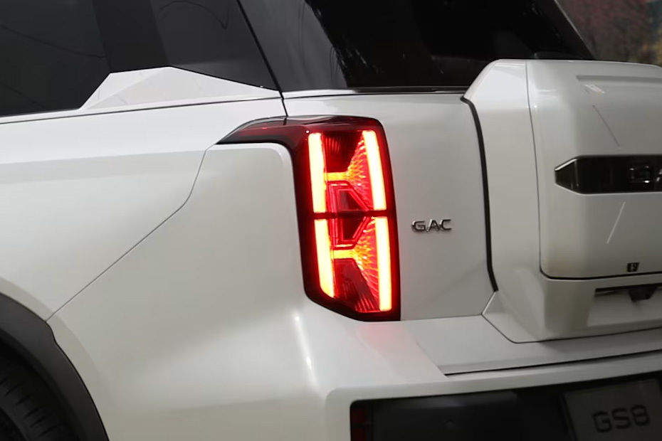 جي إس 8 ترافيلر Tail light
