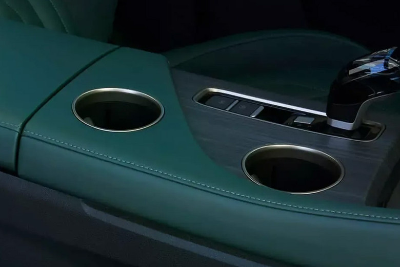 S09 Cup Holders