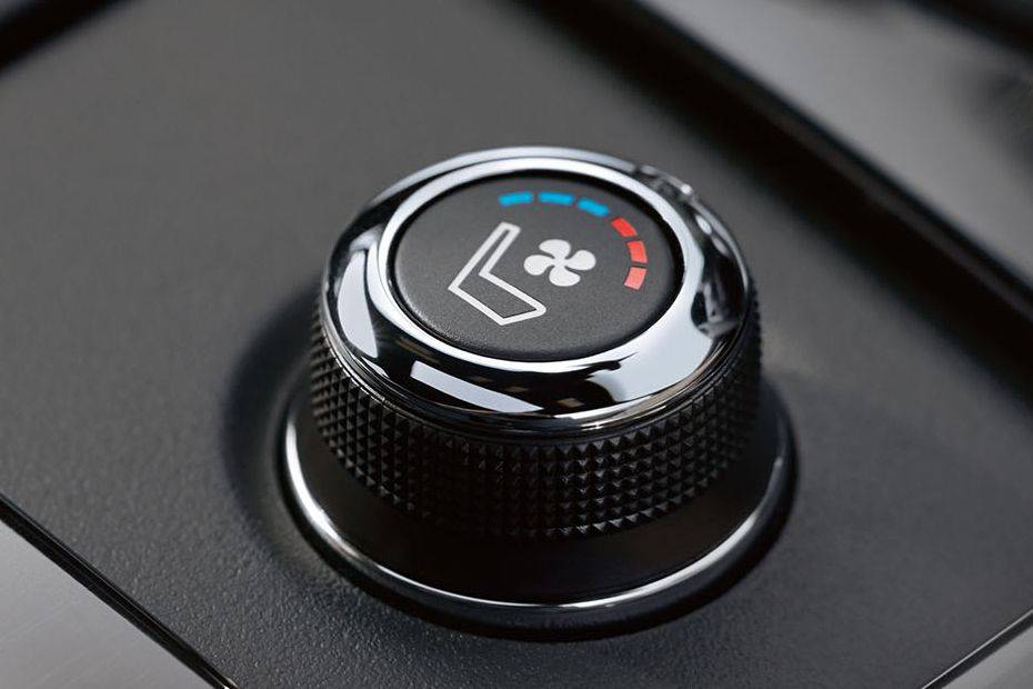 Front AC Controls of إنفينيتي QX70 Front AC Controls of إنفينيتي QX70