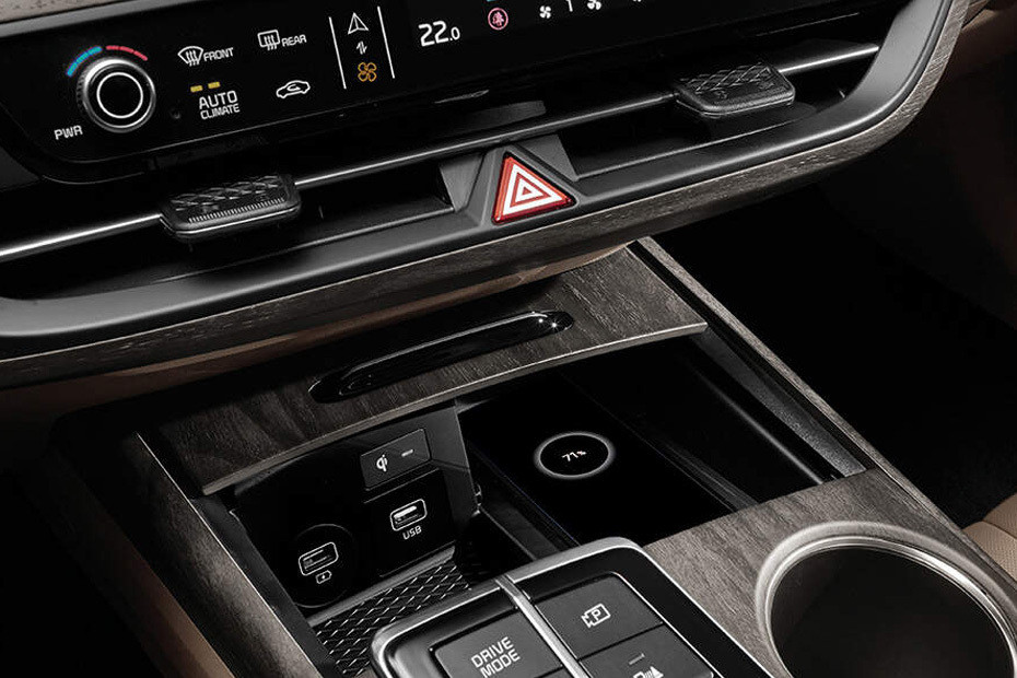 Power Accessories Outlet View of KIA K8 Hybrid Power Accessories Outlet View of KIA K8 Hybrid