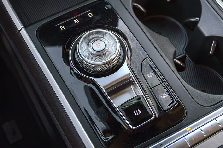 Center Controls of كيا كارنفال هايبرد
