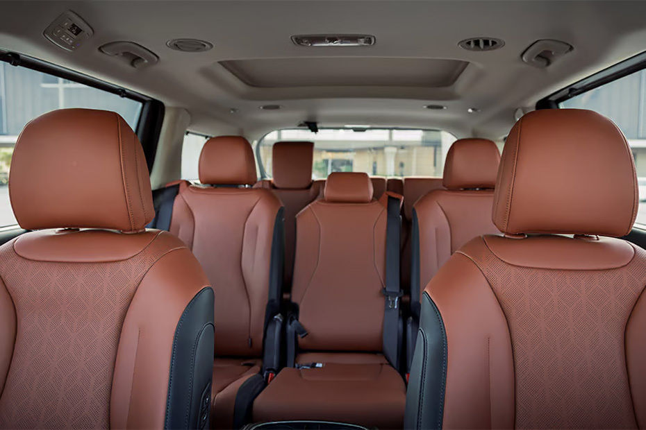 كيا كارنفال هايبرد Front And Rear Seats Together
