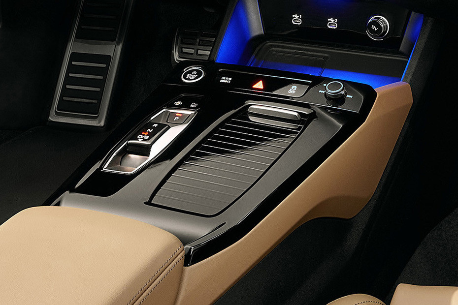 Center Controls of أودي A6L إي-ترون Center Controls of أودي A6L إي-ترون