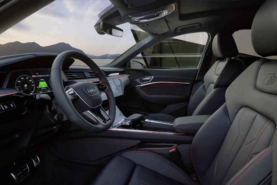 Q8 إي-ترون Front Seats Q8 إي-ترون Front Seats