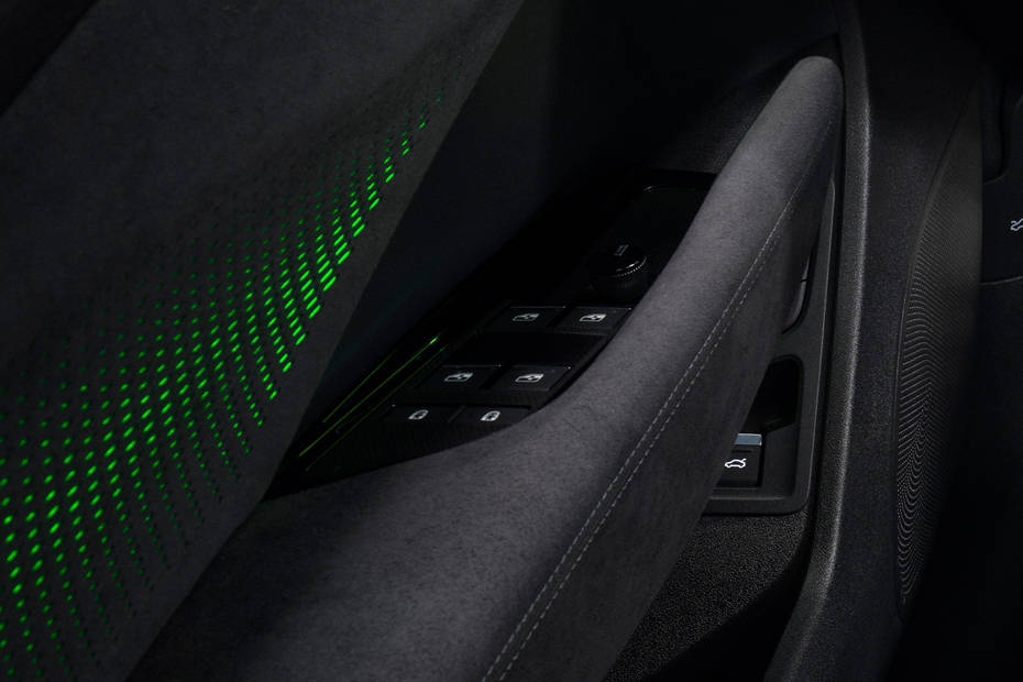 أودي كيو 3 2026 Drivers Side In Side Door Controls أودي كيو 3 2026 Drivers Side In Side Door Controls
