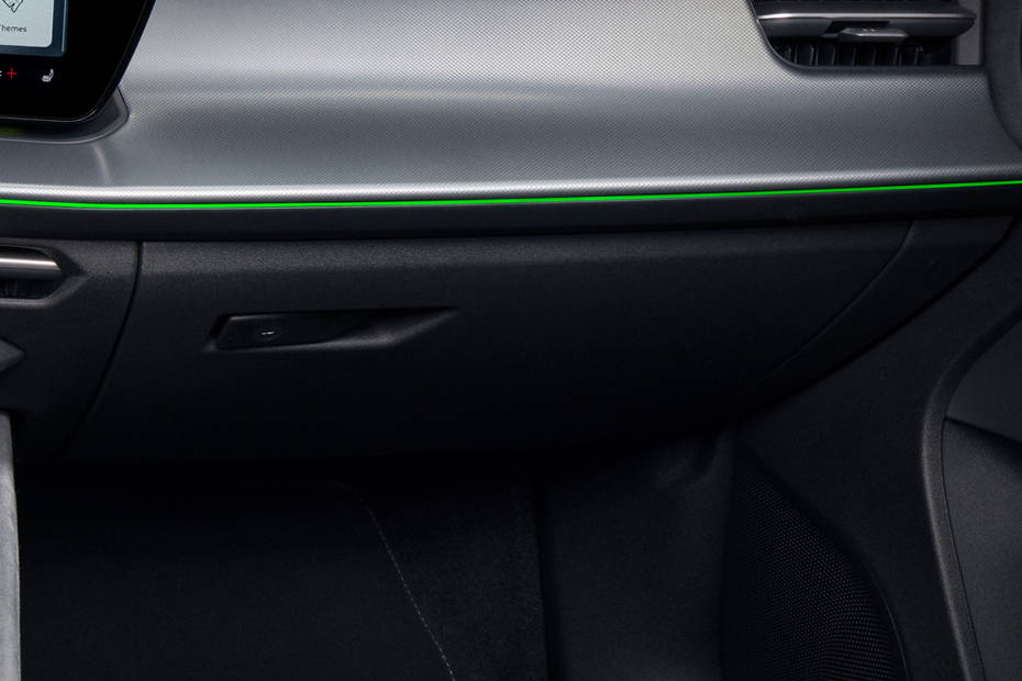 أودي كيو 3 2026 Glove Box أودي كيو 3 2026 Glove Box