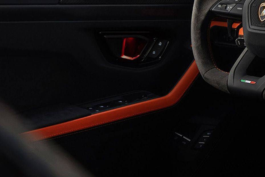 لامبورجيني أوروس Driver's Side View Door Open لامبورجيني أوروس Driver's Side View Door Open