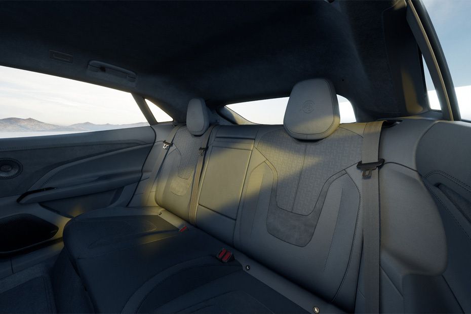 لوتس إيميا Rear Seats لوتس إيميا Rear Seats