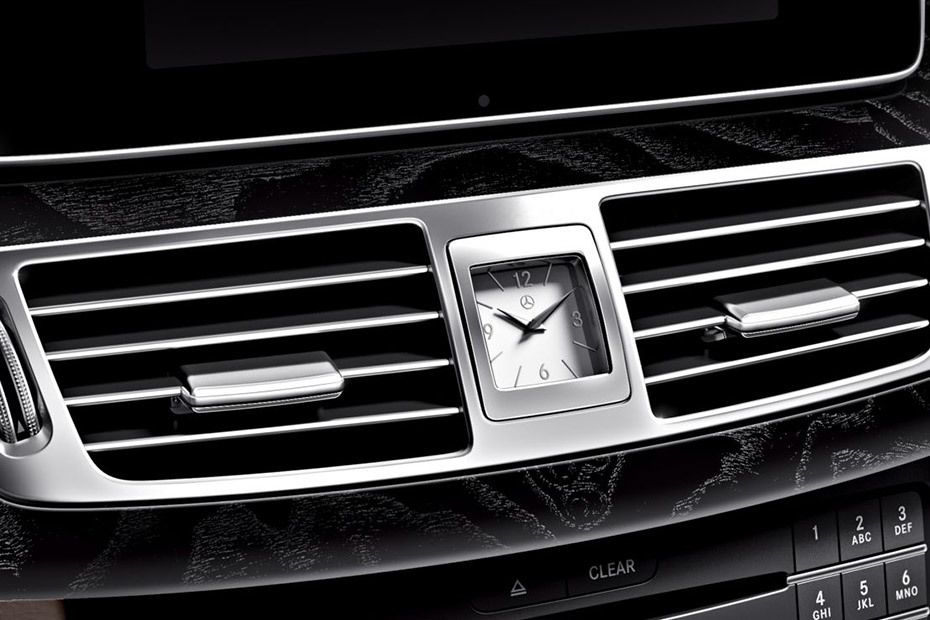 clock in Mercedes-Benz CLS-Class Coupe clock in Mercedes-Benz CLS-Class Coupe