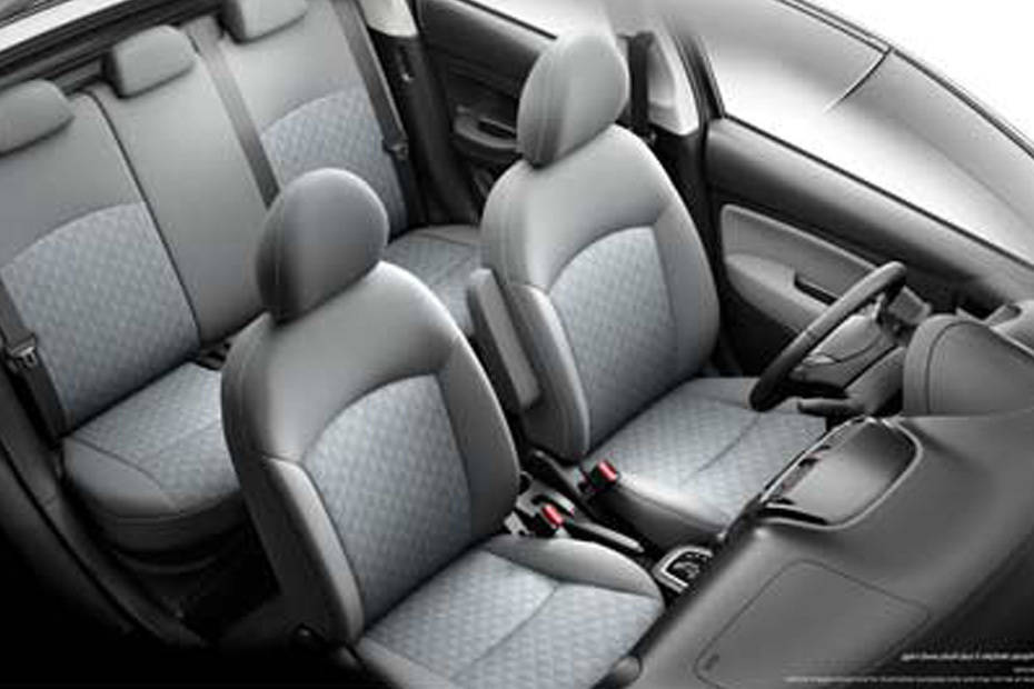 ميتسوبيشي سبيس ستار Front And Rear Seats Together ميتسوبيشي سبيس ستار Front And Rear Seats Together