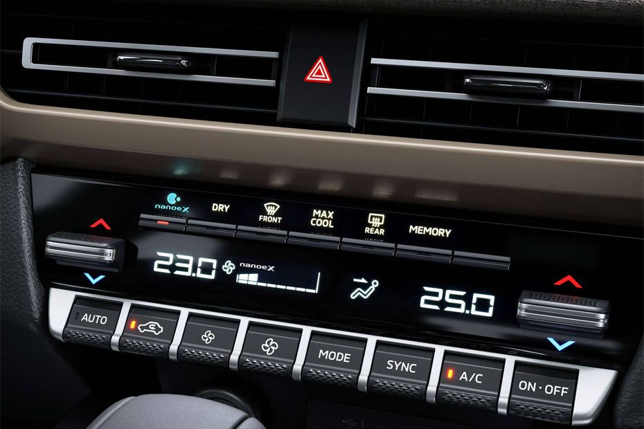 Front AC Controls of ميتسوبيشي إكس فورس Front AC Controls of ميتسوبيشي إكس فورس