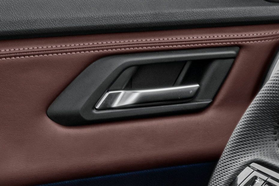 door handle interior of Mitsubishi Destinator