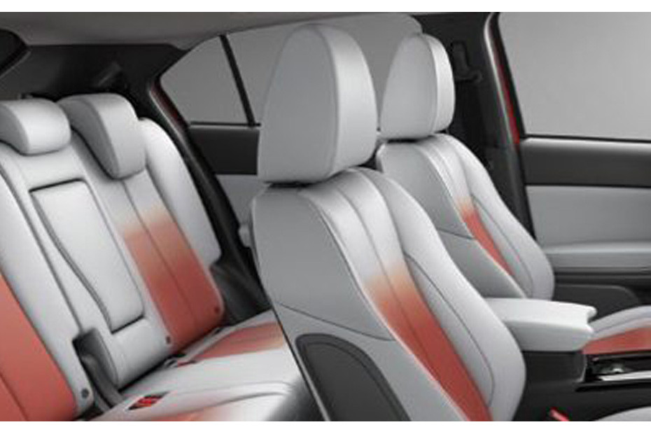 ميتسوبيشي اكلبس كروس Front And Rear Seats Together ميتسوبيشي اكلبس كروس Front And Rear Seats Together